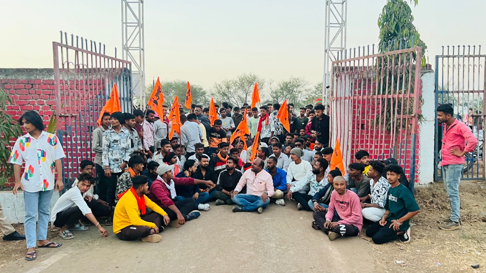 हिन्दू युवा मंच ने आपराधिक गतिविधियों पर अंकुश लगाने सोमनी थाना प्रभारी को ज्ञापन सौंपा