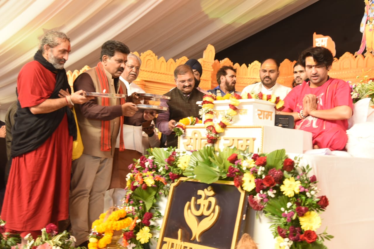  हनुमंत कथा के चौथे दिवस उप मुख्यमंत्री विजय शर्मा हुए शामिल, पं. धीरेंद्र शास्त्री से लिया आशीर्वाद