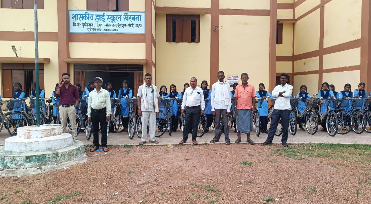 खैरबना हाई स्कूल के बालिकाओ को मिला सायकल