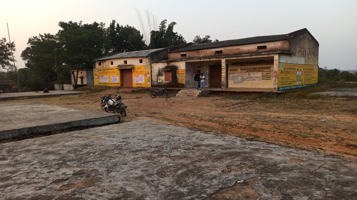 समितियों में नहीं हुई बोहनी,कटाई मिसाई कार्य जारी