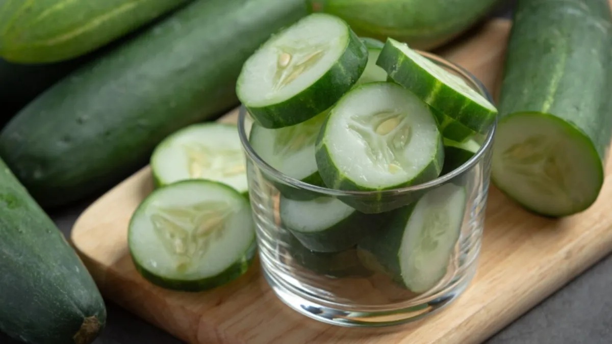 गर्मी में राहत का आसान उपाय: सलाद में शामिल करें खीरा, कम होगा लू का खतरा