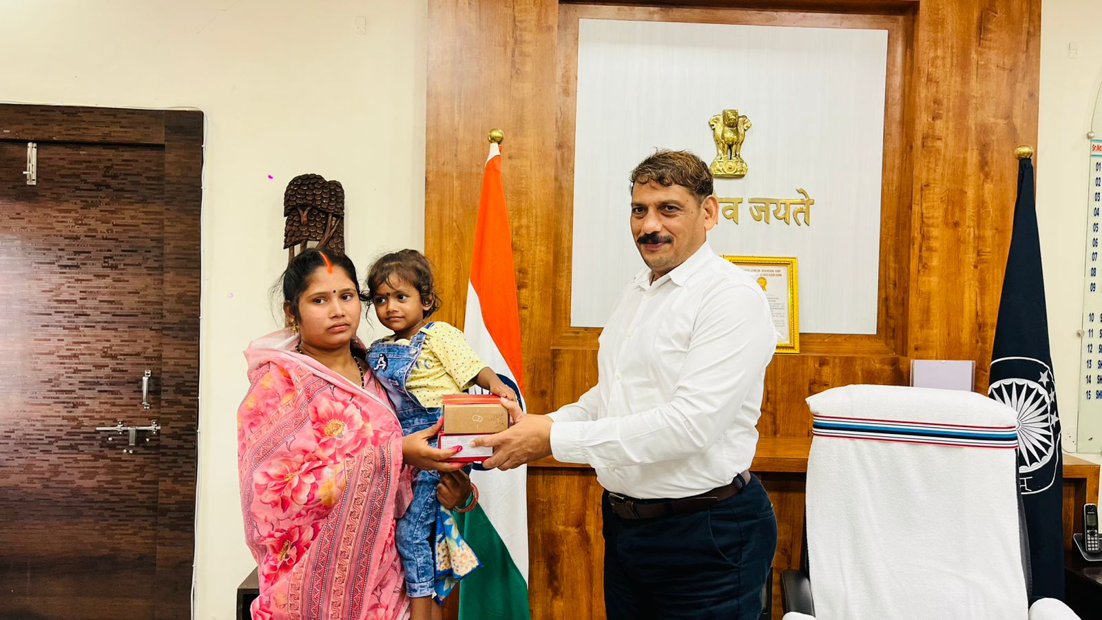 दिव्यांग मासूमों के जीवन में गूंजी नई उम्मीद, कलेक्टर गोपाल वर्मा ने प्रदान किए अत्याधुनिक श्रवण यंत्र