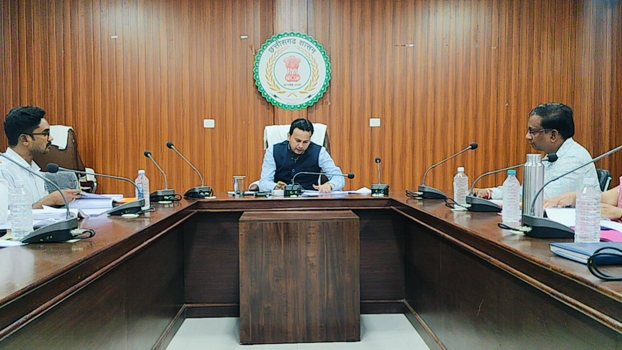 कलेक्टर ने की विभिन्न निर्माण एजेंसियों की बैठक लेकर निर्माणाधीन कार्यों की गहन समीक्षा