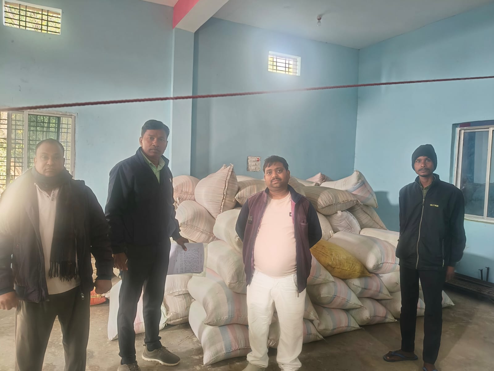 अवैध धान भंडारण को लेकर प्रशासनिक टीम की दबिश डेढ़ सौ बोरी धान जप्त 