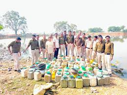 अवैध शराब के कारोबार पर पुलिस का शिकंजा,100 लीटर कच्ची महुआ शराब जब्त 
