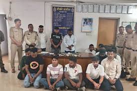 दुर्ग पुलिस ने 18 जुआरियों को किया गिरफ्तार,11 लाख नकदी जब्त 