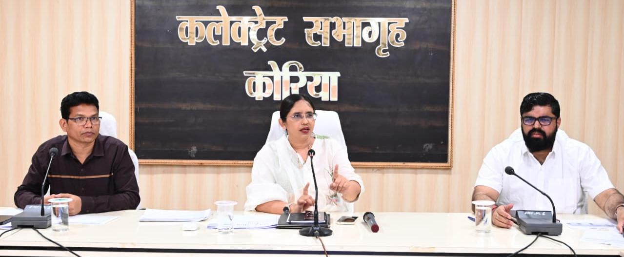 सीएम हेल्पलाइन शिकायतों पर कलेक्टर सख्त: गुणवत्तापूर्ण समाधान, समय पर खाद वितरण और पाठ्यपुस्तक-गणवेश बांटने के निर्देश