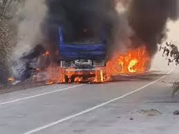 नेशनल हाईवे पर कोयले से लदे ट्रेलर और सीमेंट से भरे ट्रक की आमने-सामने टक्कर, जिंदा जला ड्राइवर