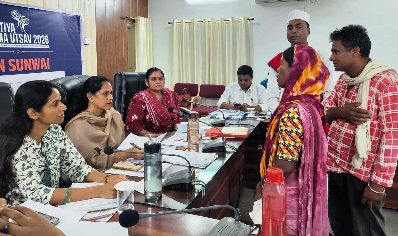 जनदर्शन में उमड़ा जनसैलाब कलेक्टर ने सुनीं 45 गंभीर शिकायतें, त्वरित निराकरण के दिए सख्त निर्देश