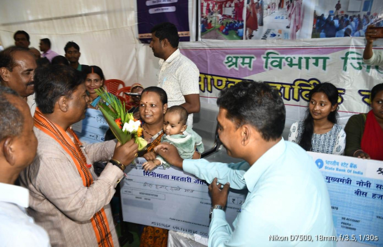वनमंत्री कश्यप ने श्रमिक हितग्राहियों वितरित किए सहायता राशि का चेक