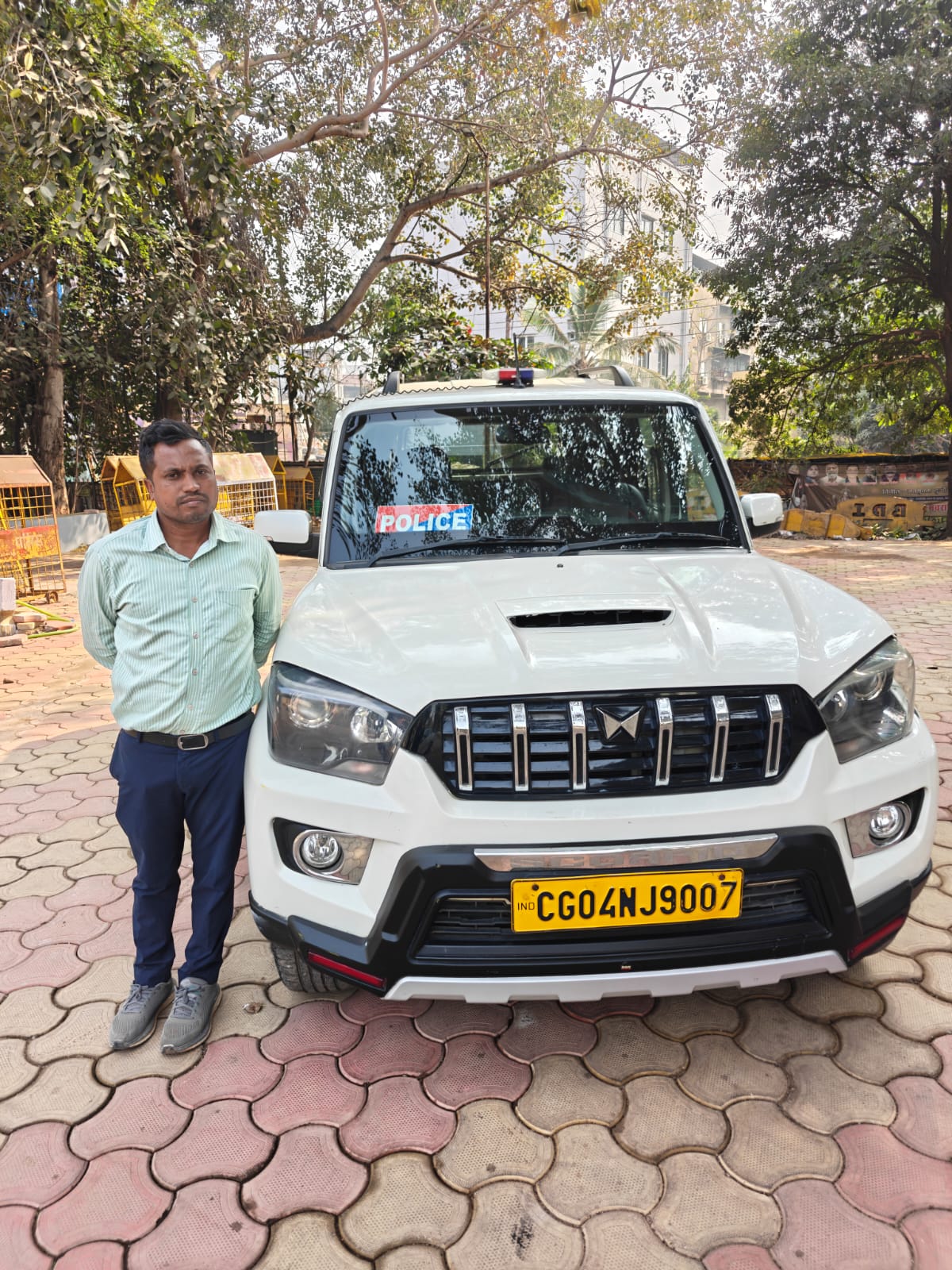 स्कार्पियों वाहन में लाल नीली बत्ती एवं सायरन हूटर लगाकर शराब के नशे में वाहन चलाने वाले की वाहन जप्त कर न्यायालय पेश किया गया