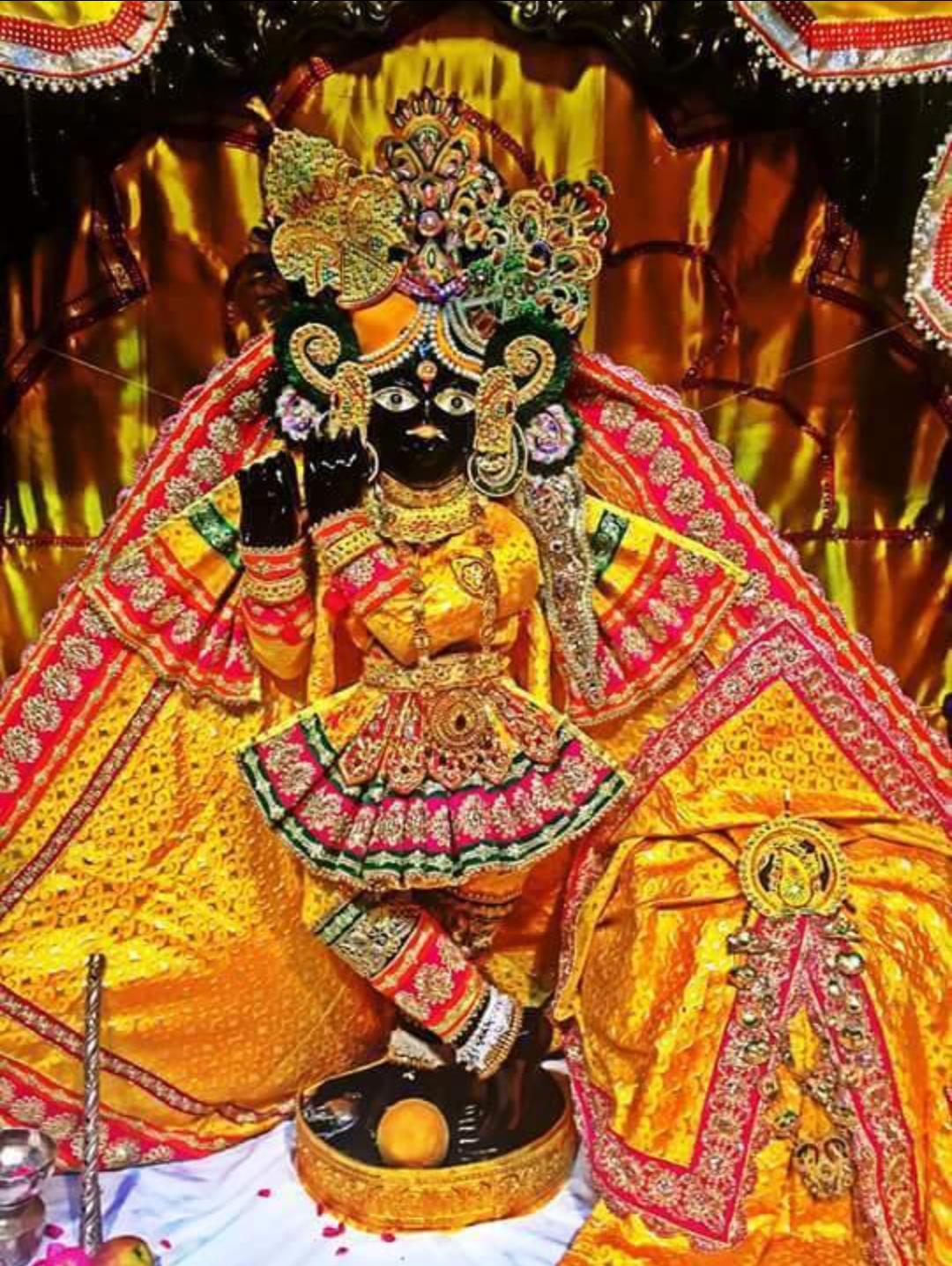 बांके बिहारी मंदिर का रहस्य: आरती में नहीं बजती घंटियां, कुछ सेकंड बाद बंद हो जाते हैं दर्शन