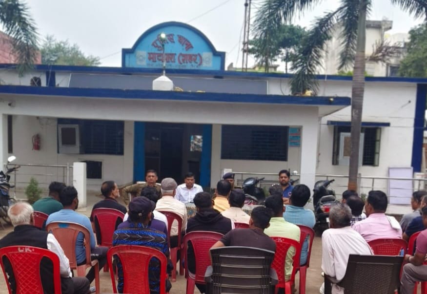 थाना भाटापारा शहर पुलिस द्वारा नव वर्ष पर शांति एवं सुरक्षा व्यवस्था बनाए रखने हेतु लिया गया शांति समिति की बैठक

