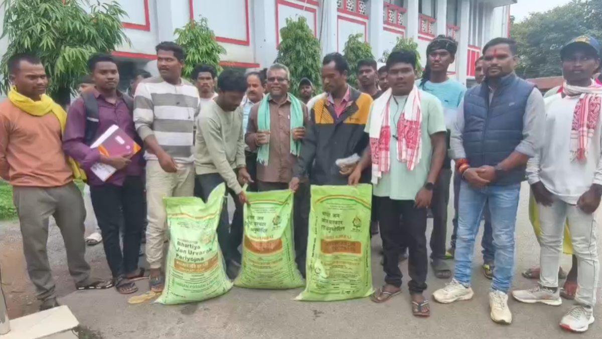 बस्तर में नकली खाद का आरोप: महंगे दाम में अमानक उर्वरक बेचने पर किसानों का प्रदर्शन, जांच शुरू