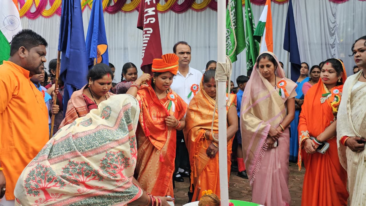 छुरा नगर पंचायत में भगवा आभा के बीच ध्वजारोहण समारोह सम्पन्न