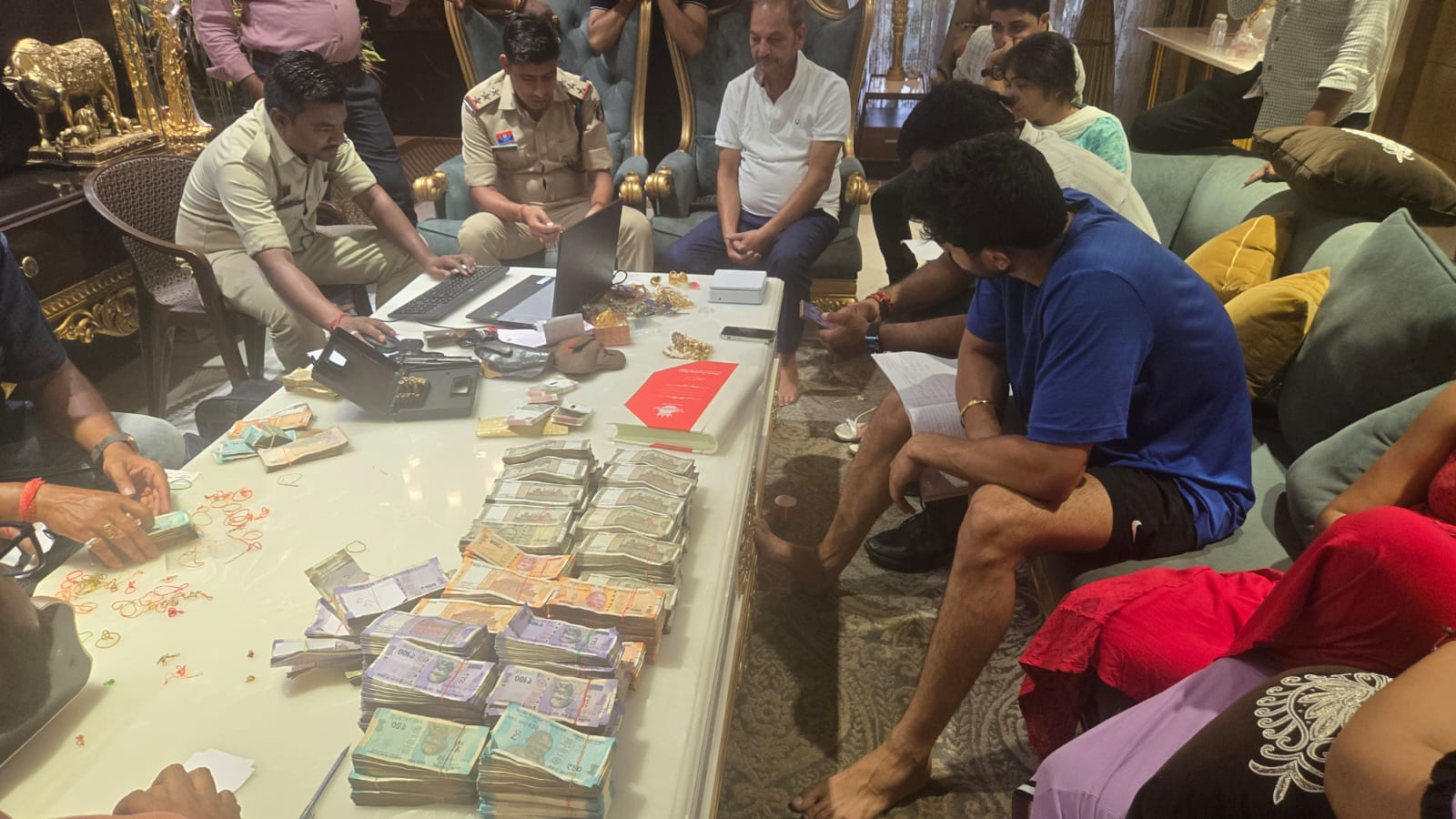 हिस्ट्रीशीटर रोहित सिंह तोमर एवं वीरेन्द्र सिंह तोमर के मकान से लाखों रूपये नगदी रकम तथा सोने एवं चांदी के जेवरात सहित करोड़ों की संपत्ति जप्त