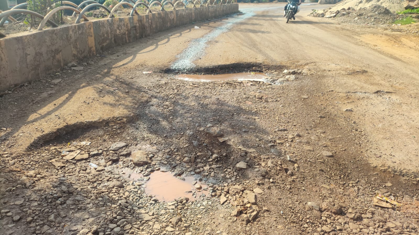 किरंदुल का 12.5 करोड़ का गौरव मार्ग फिर बन गया गड्ढों का गड्ढा, जनता परेशान, प्रशासन मौन