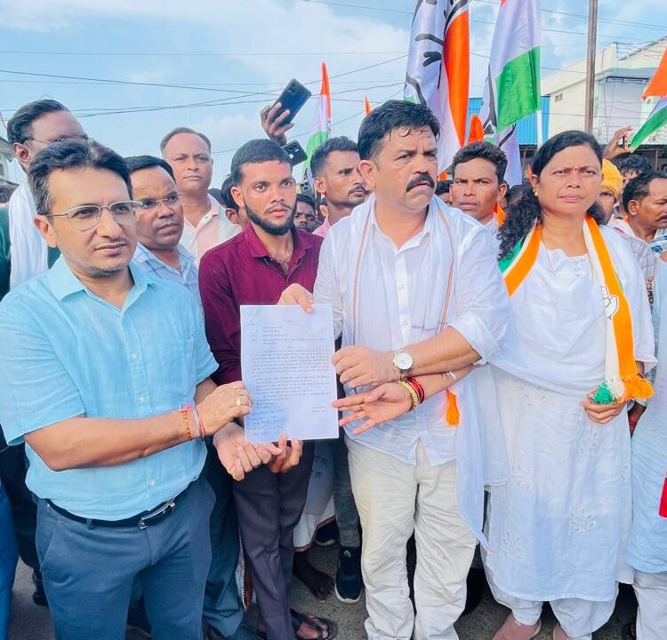 बीजापुर में लाल पानी के खिलाफ हल्ला बोल: विधायक विक्रम मंडावी के नेतृत्व में ऐतिहासिक पदयात्रा, राज्यपाल के नाम सौंपा गया ज्ञापन
