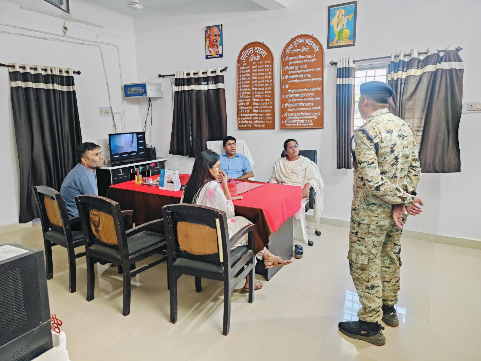 कलेक्टर और एसपी ने औंधी क्षेत्र के विभिन्न संस्थाओं का किया आकस्मिक निरीक्षण