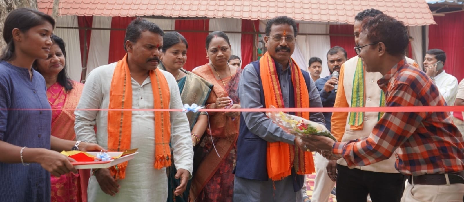 आंवराभाटा में छायाचित्र प्रदर्शनी का विधायक चैतराम अटामी सहित अन्य जनप्रतिनिधि एवं अधिकारियों ने किया शुभारंभ