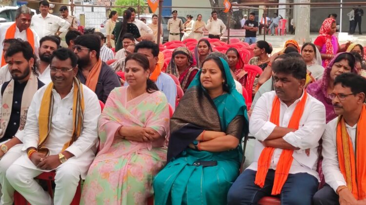 छुरा में गूंजा ‘मन की बात’, मंत्री लक्ष्मी राजवाड़े बोलीं– यह राष्ट्र निर्माण का सशक्त माध्यम