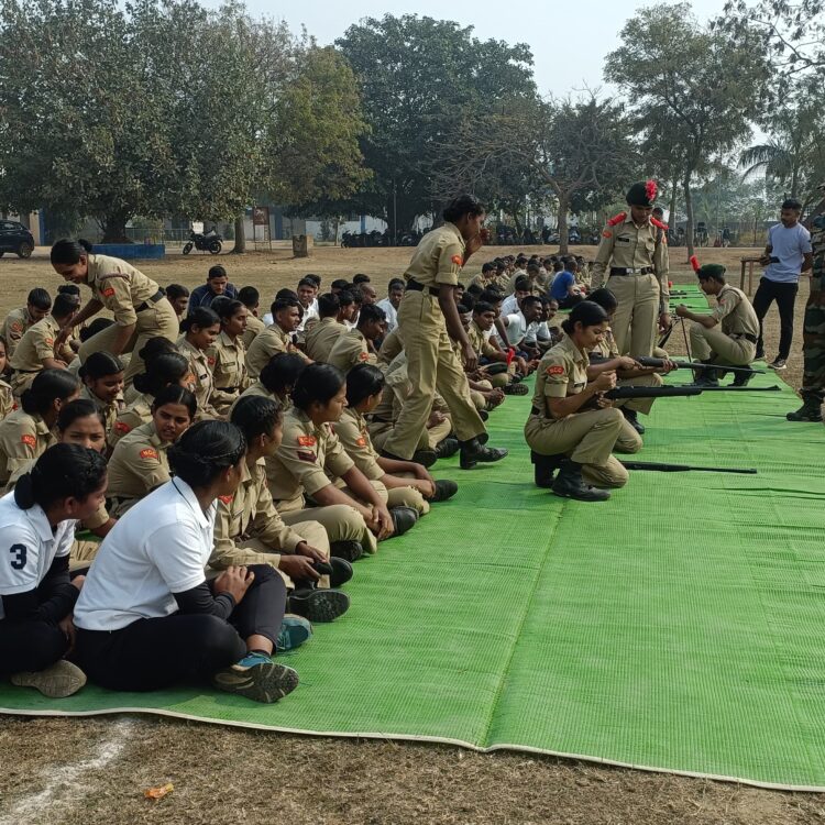 एनसीसी के छात्र सैनिकों को राजिम में दिया गया हथियार प्रशिक्षण