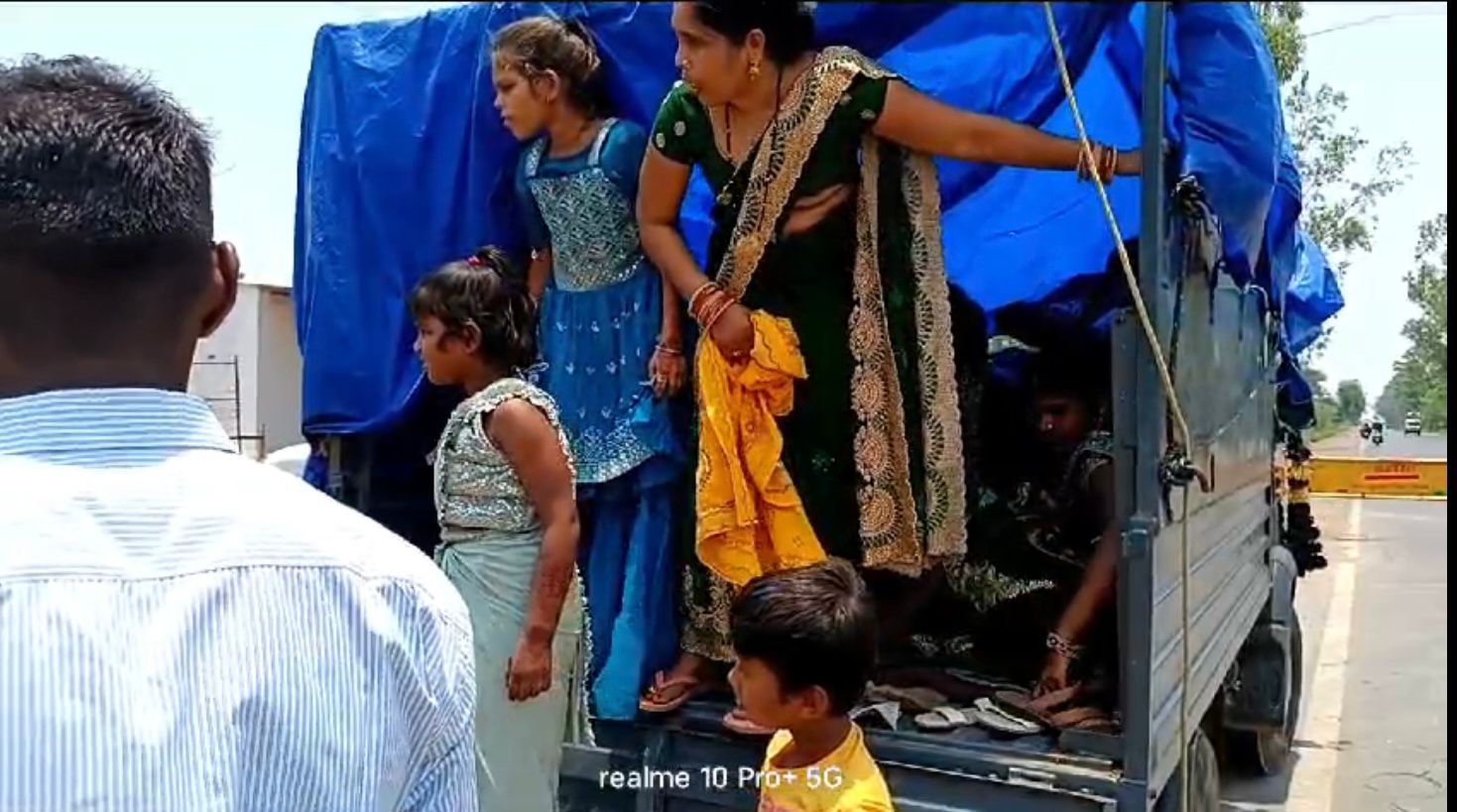 अनफिट एवं माल वाहक वाहनों  में सवारी ढोने पर लगातार कार्रवाई जारी