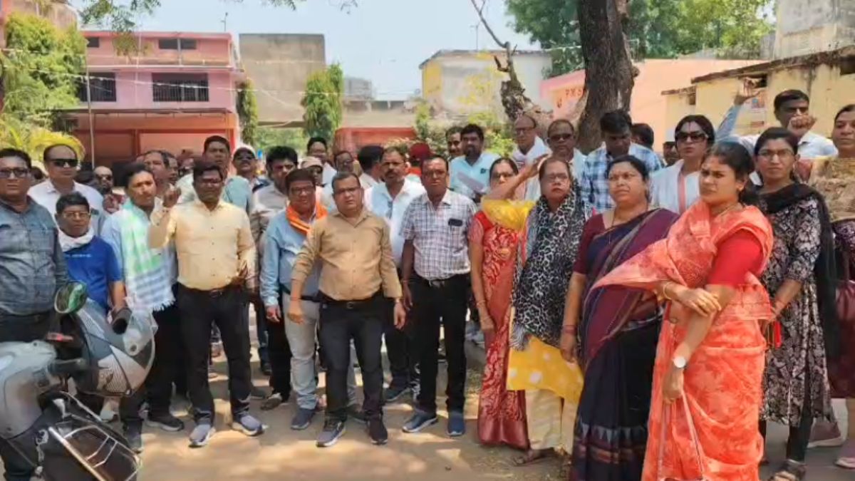 महासमुंद में शिक्षकों का हल्ला बोल, बीईओ कार्यालय का घेराव कर लगाए गंभीर आरोप