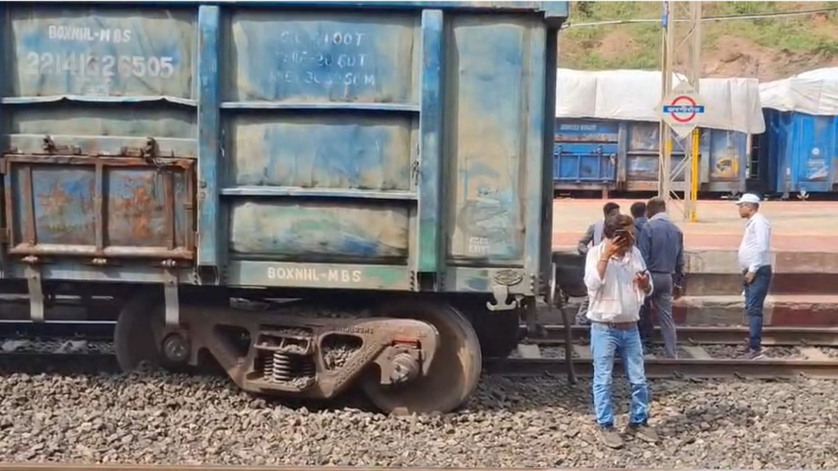 बिलासपुर में बड़ा रेल हादसा टला! करगी रोड स्टेशन पर मालगाड़ी के 5 डिब्बे पटरी से उतरे, नीचे मिला JCB का बकेट