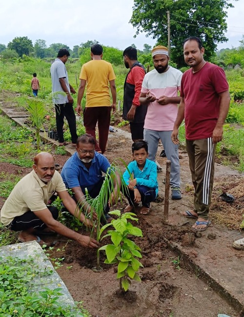 कब्रिस्तान में लगाएं मरहुमो के नाम पर पेड़, मुस्लिम समाज की अनोखी पहल 