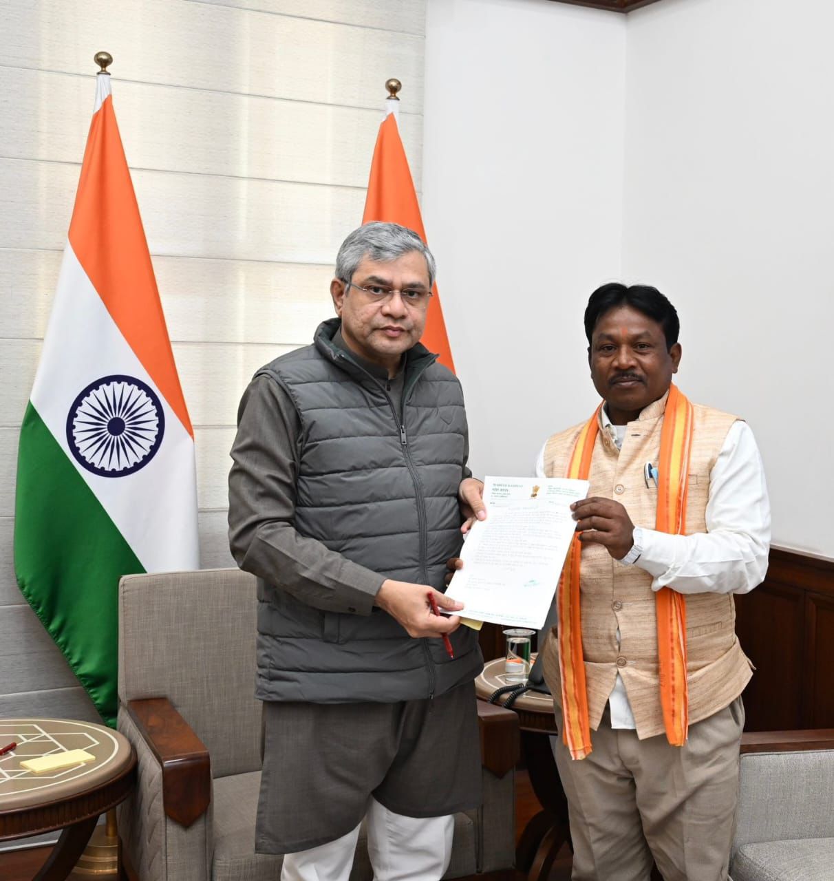 रेल मंत्री अश्विनी वैष्णव से मिले बस्तर सांसद महेश कश्यप,बस्तर में रेल सुविधाओं के विस्तार हेतु वंदे भारत व जनशताब्दी ट्रेनों और स्वीकृत रेल की कार्य तेजी की मांग 