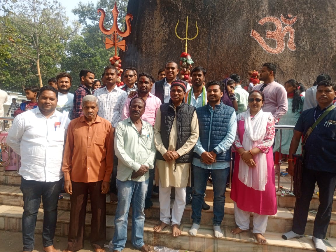 विधायक जनक ध्रुव नववर्ष पर पहुंचे भुतेश्वरनाथ,क्षेत्रवासियों के सुख समृद्धि के लिए की कामना