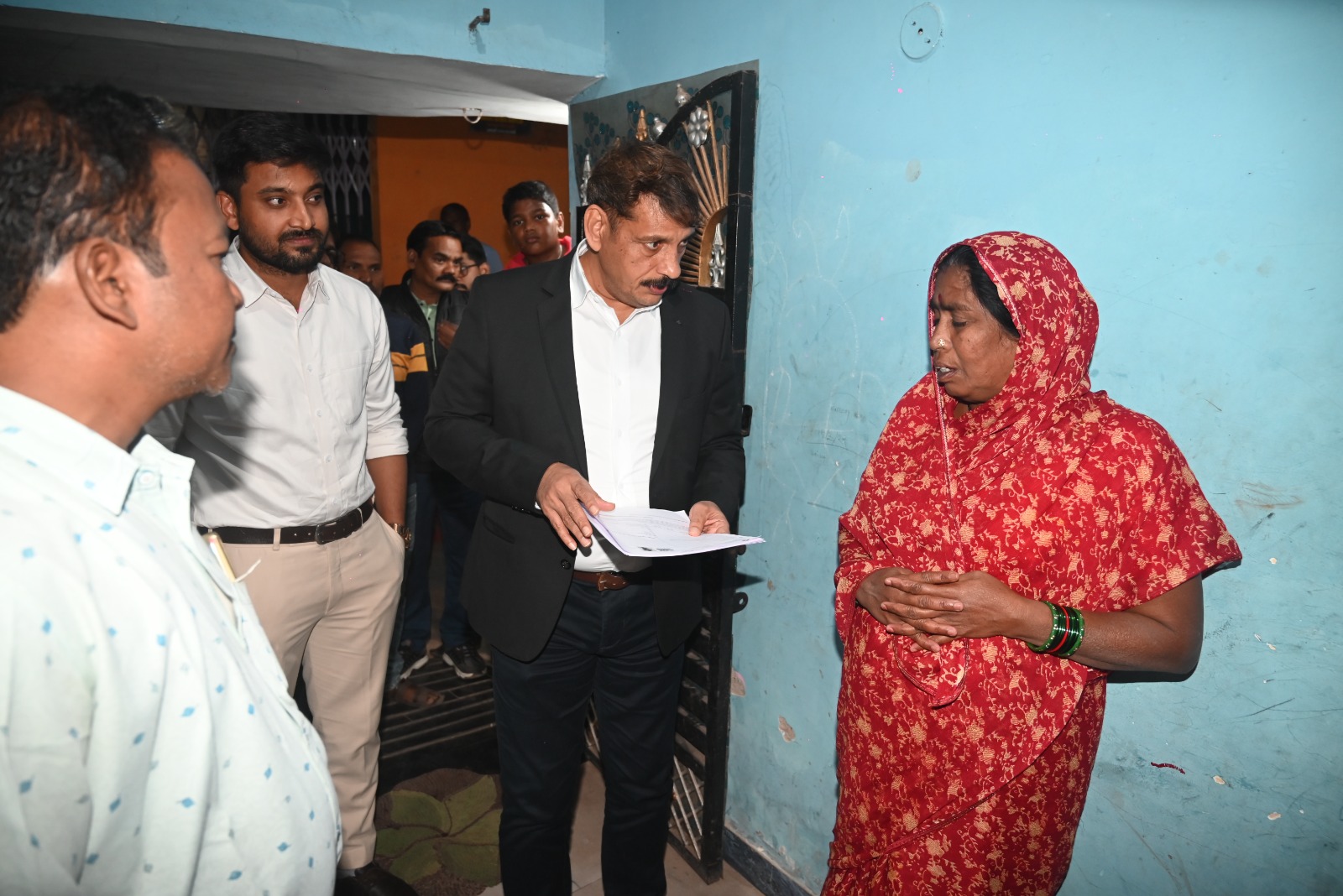 एसआईआर: फॉर्म कलेक्शन की प्रगति बढ़ाने लोगों से करें सुबह व शाम के वक्त घर पहुंचकर संपर्क, निरीक्षण में पहुंचे कलेक्टर ने बीएलओ को दिए निर्देश