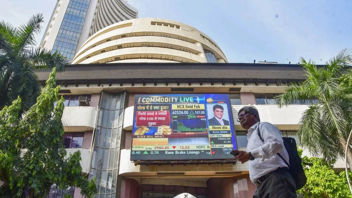 Stock Market Crash: सेंसेक्स 500 अंकों से ज्यादा टूटा, निफ्टी भी फिसला; IT स्टॉक्स में तेजी