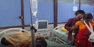 तेज़ रफ़्तार और लापरवाही: टाटा एस वाहन पलटने से एक दर्जन से अधिक लोग घायल