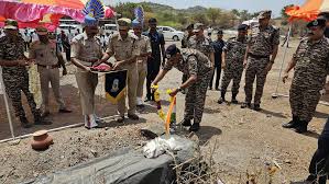 छत्तीसगढ़ में शहीद CRPF जवान के घर पहुंचे DG,परिजनों से की मुलाकात