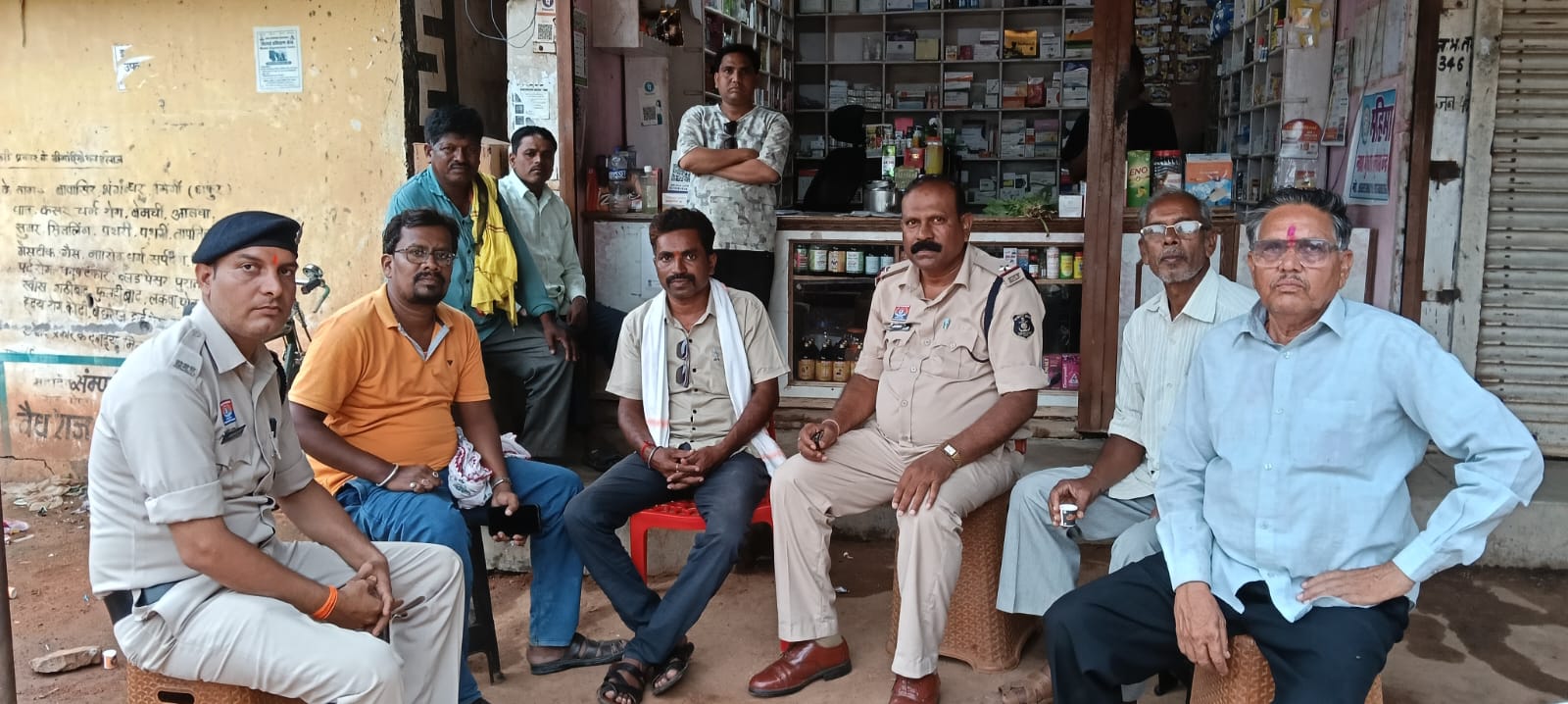 प्रार्थी की तलाश में सक्रिय हुई पुलिस: पीपरछेड़ी थाना प्रभारी ने जनप्रतिनिधियों, गणमान्य नागरिकों व पत्रकारों के साथ की बैठक

