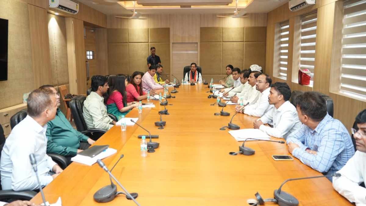 झारखंड दौरे पर एक्शन मोड में केंद्रीय मंत्री तोखन साहू, PM आवास से स्वच्छ भारत मिशन तक अफसरों को दिए सख्त निर्देश