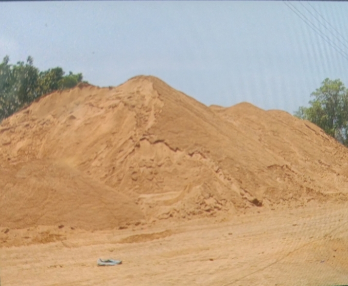 नगरी में रात होते ही दौड़ रही अवैध रेत से भरी हाईवा, राजस्व को लाखों का नुकसान
