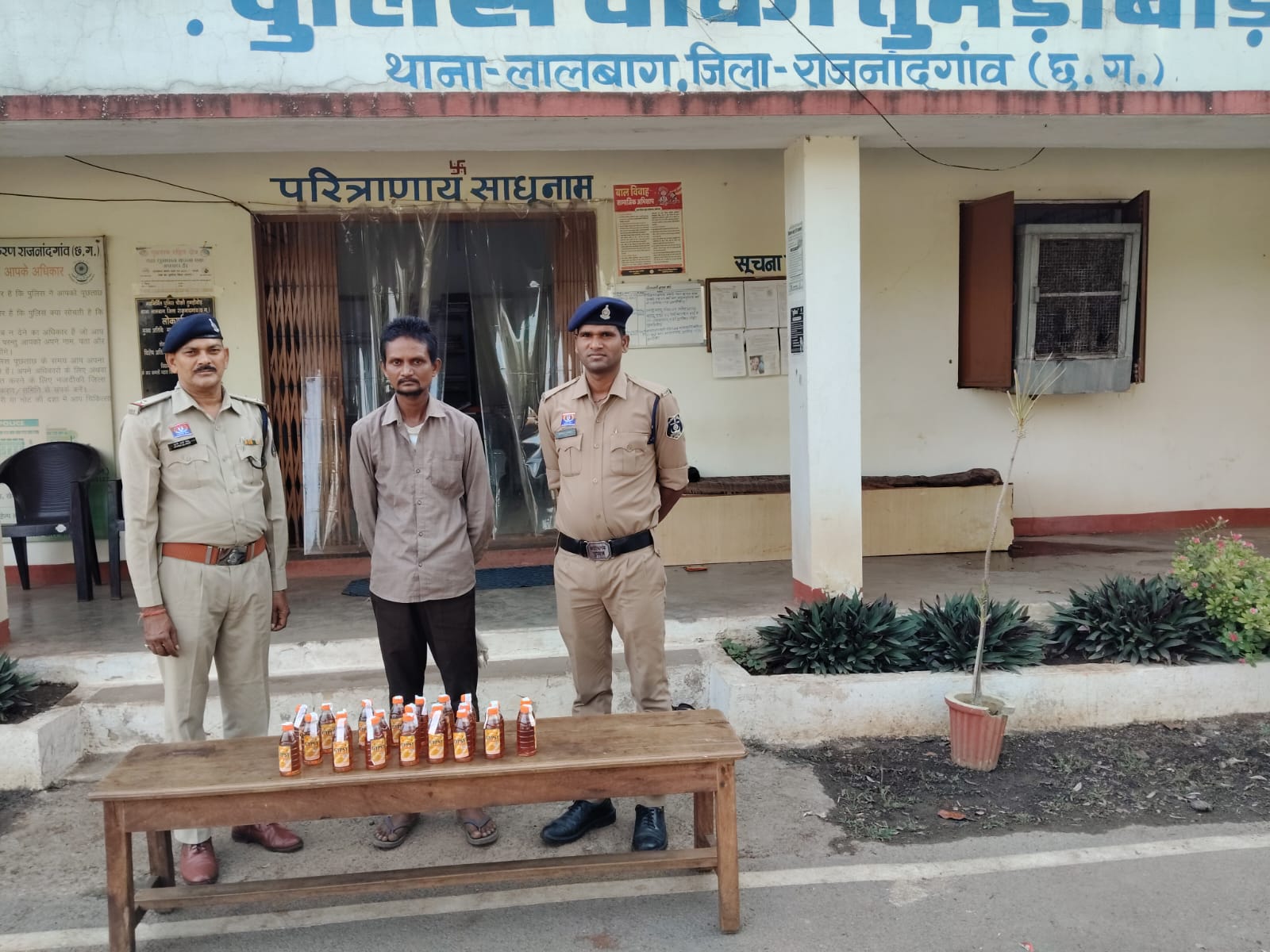 बैग में भरकर बेच रहा था नशे का सामान, पुलिस की घेराबंदी में फंसा शराब तस्कर; 23 पौवा विस्की जब्त