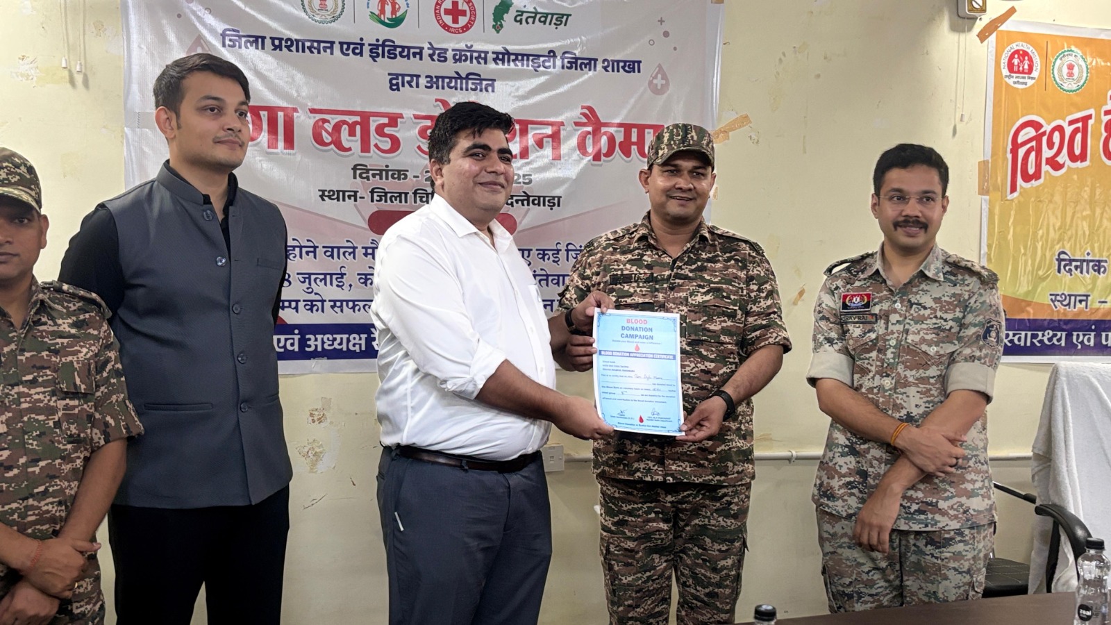 जिला चिकित्सालय में मेगा ब्लड डोनेशन कैंप का आयोजन,दंतेवाड़ा कलेक्टर एसपी सहित अधिकारियों और नागरिकों ने किया रक्तदान