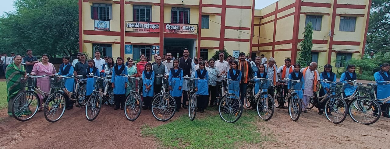 सरस्वती साइकिल योजना : 34 छात्राओं को विक्रांत ने किया साइकिल वितरण