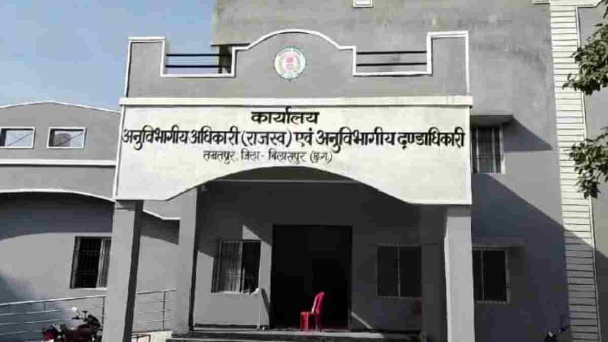 राशन दुकानों में चावल की कमी पाए जाने पर एसडीएम ने 11 दुकान संचालकों को  थमाया नोटिस