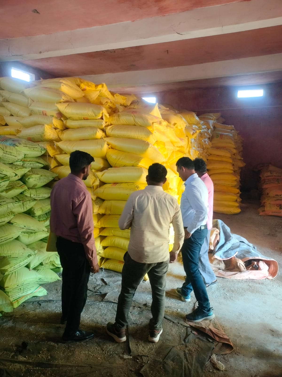 रायगढ़ में उर्वरक माफियाओं पर कार्रवाई तेज: 14.225 टन खाद जब्त, 18 केंद्रों को नोटिस