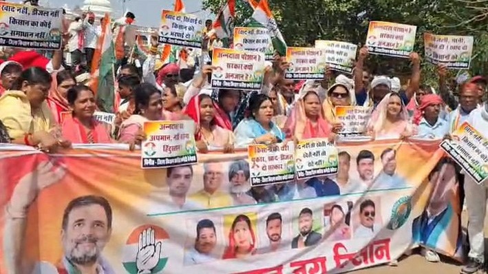 Bemetara News: किसानों की मांगों को लेकर कांग्रेस ने किया कलेक्ट्रेट घेराव, सौंपा 9 सूत्रीय ज्ञापन