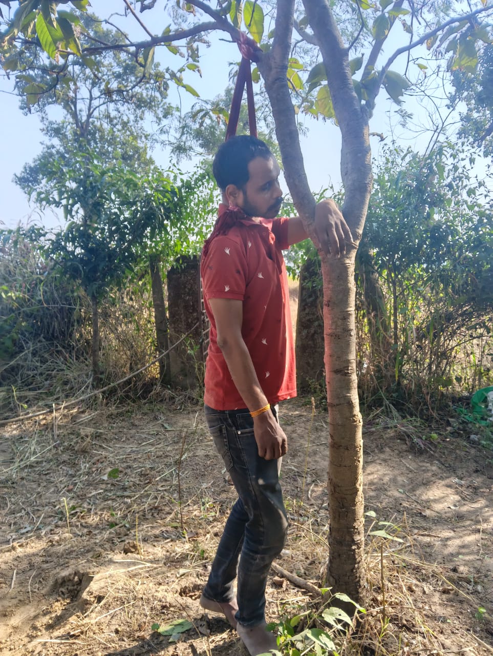 बूढ़ाराव मंदिर में बस ड्राइवर ने लगाई फांसी, इलाके में सनसनी!