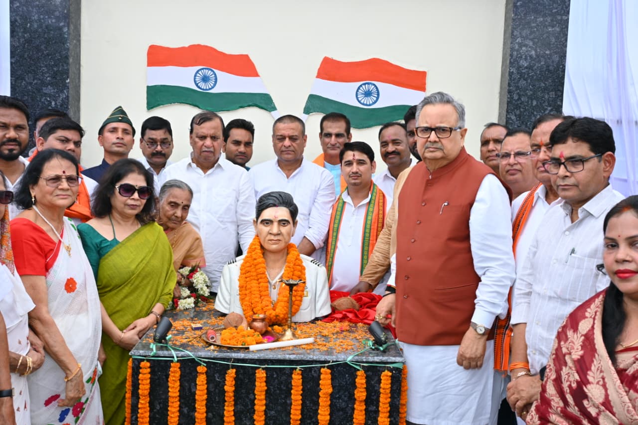भाटापारा में गौरव का ऐतिहासिक दिन: डॉ. रमन सिंह ने छत्तीसगढ़ महतारी और 1971 युद्ध के वीर शहीद खोण्डे की प्रतिमाओं का किया अनावरण