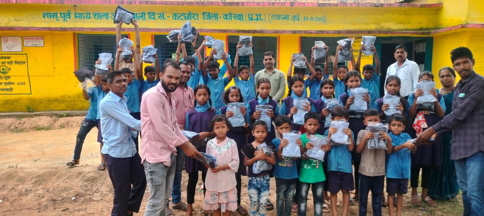 अखरपाली बिजलीपारा स्कूल में किया गया ड्रेस वितरण