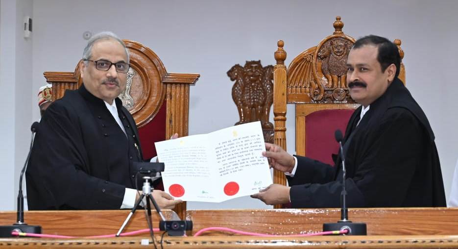 छत्तीसगढ़ उच्च न्यायालय बिलासपुर के नव नियुक्त अतिरिक्त न्यायाधीश अरविंद कुमार वर्मा ने ली पद की शपथ