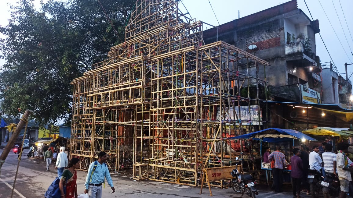 दे रहे हैं! अंतिम रूप सजावट को -दूर्गा पंडाल में लगे कारीगर 